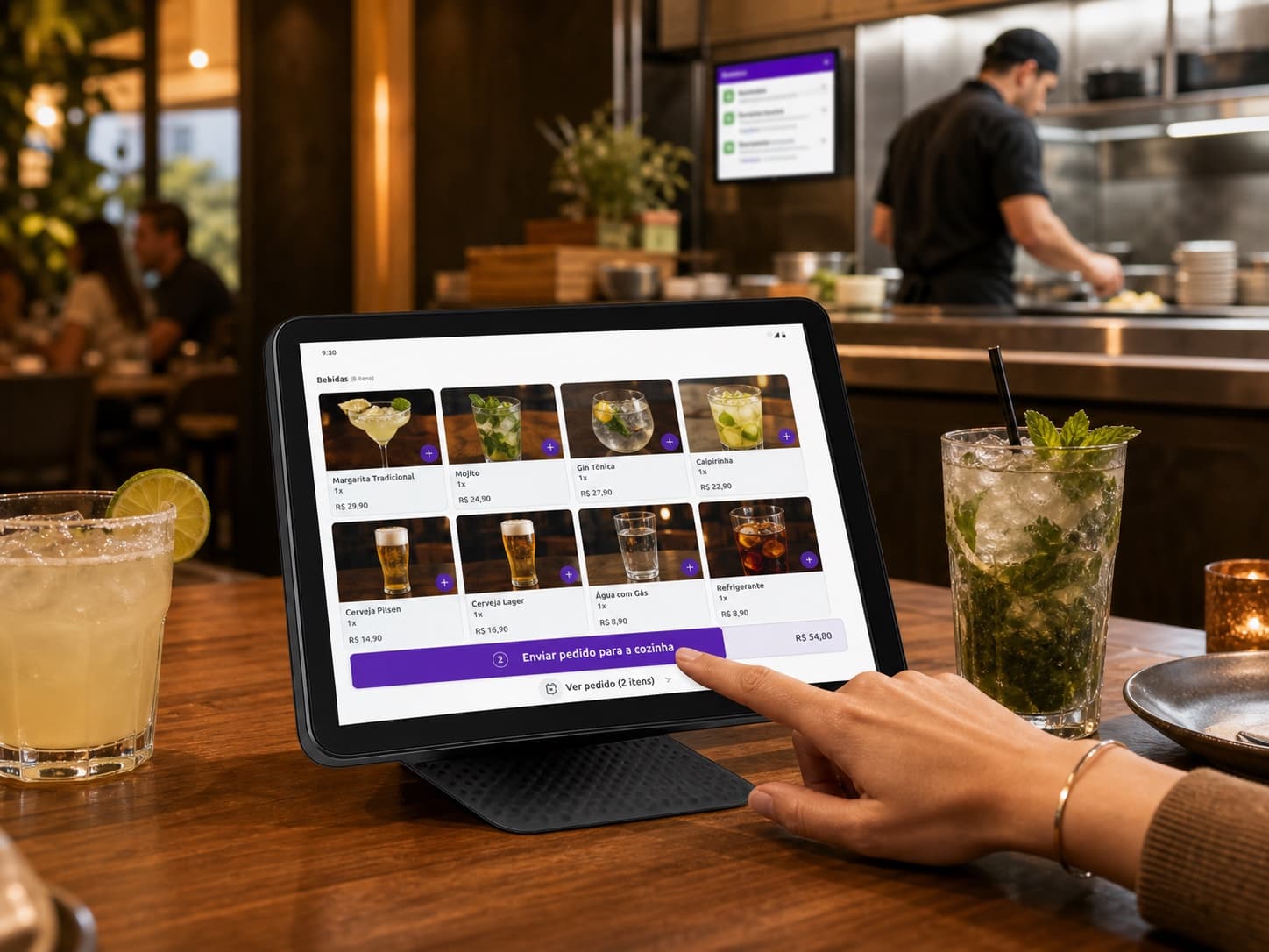 Pedido de bebidas feito no tablet de mesa e enviado diretamente à cozinha