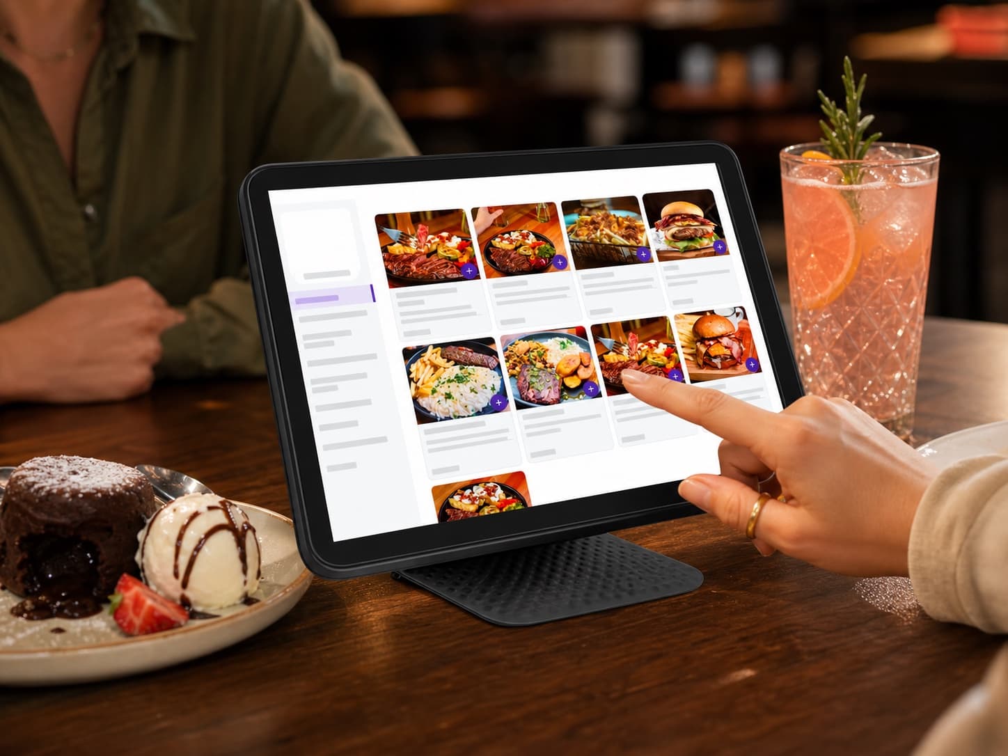 Cliente escolhendo produtos no cardápio interativo do tablet de mesa Cooki