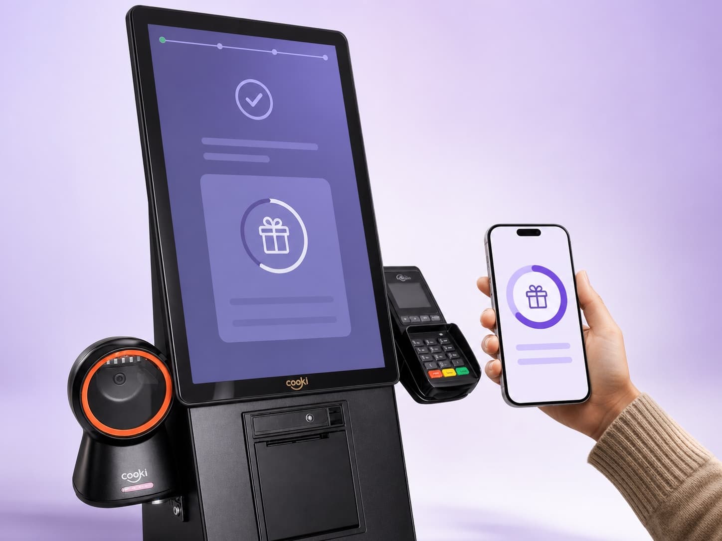 Cliente consultando cashback no celular ao lado do Totem Pro Cooki